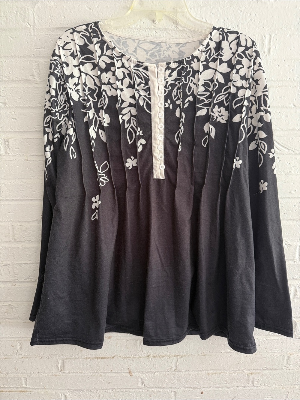 Source Unknown Black Long-Sleeve Floral Henley